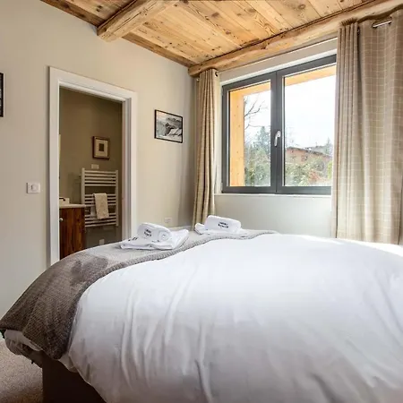 Des Amis- Year Apartment