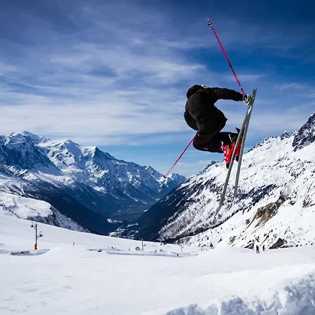 Des Amis- Year Chamonix
