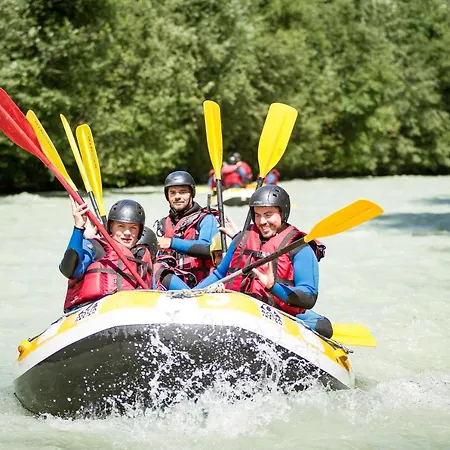 Des Amis- Year Appartement
